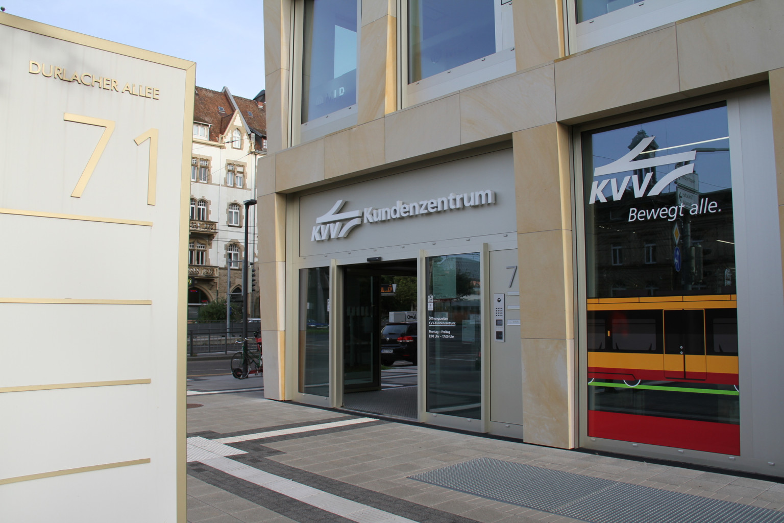 Eingang des Karlsruher Kundenzentrums.