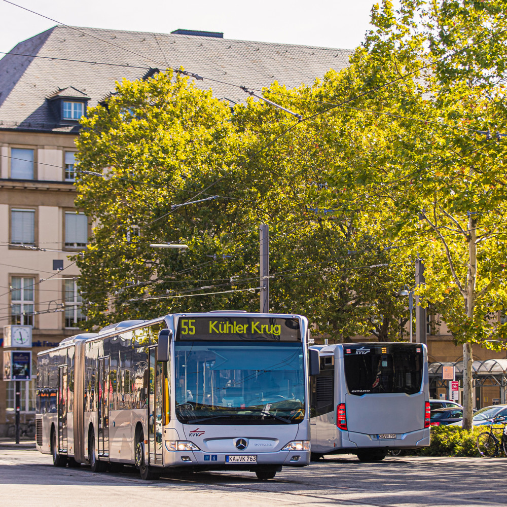 Ein VBK-Bus Richtung Kühler Krug steht an der Haltestelle am Hauptbahnhof in Karlsruhe.