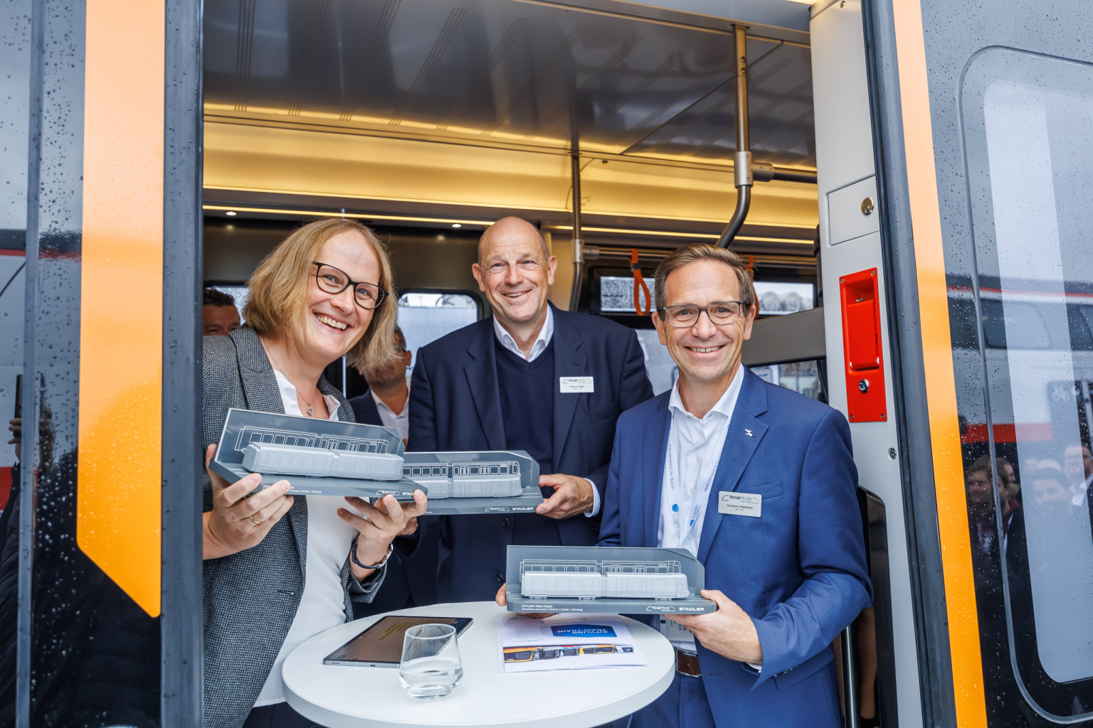 Drei Projektpartner stellen die ersten Fahrzeuge aus der TramTrain-Kooperation vor.