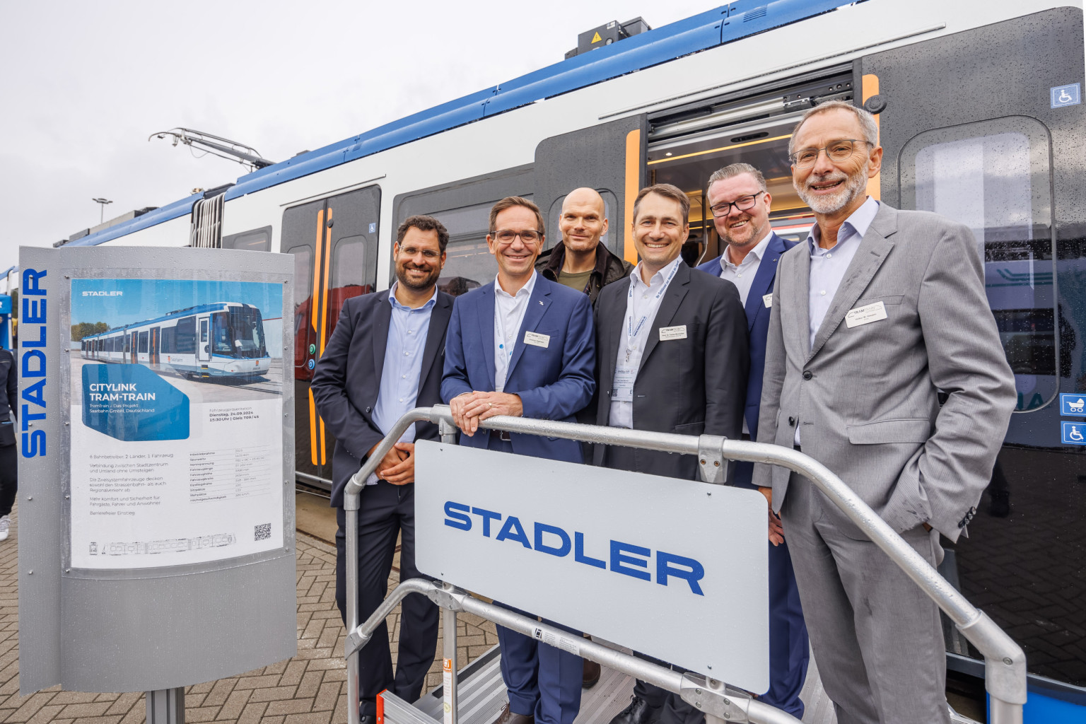 Gruppenbild der Kooperationspartner vor einem Stadler Geländer.