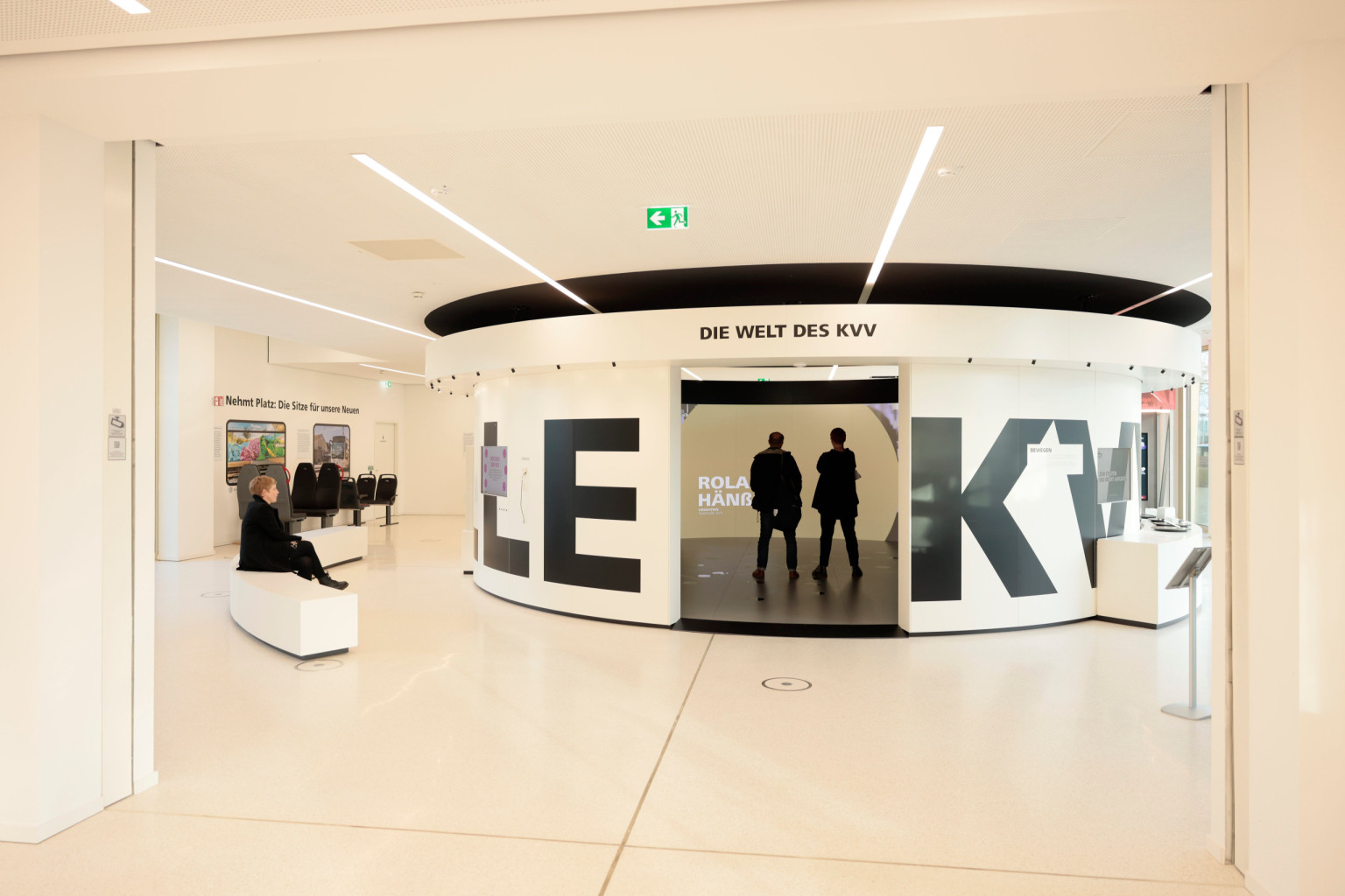 Die Welt des KVV-Rondel mit zwei Besuchern.